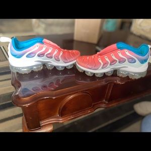 Vapor max plus lava glow women’s 9.5